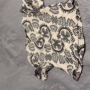 Whit black eyelett button down short ruffle sleeve